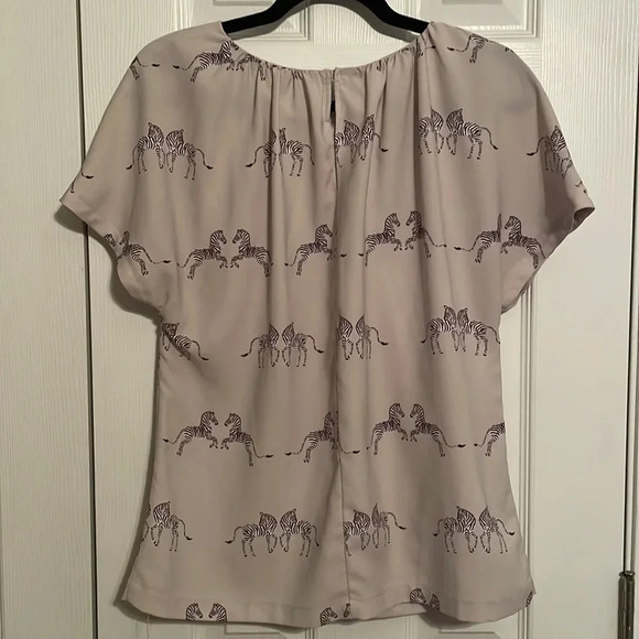 Ann Taylor Gray Short Sleeve Blouse Zebra Design Button Closure Small Career S - Picture 3 of 6